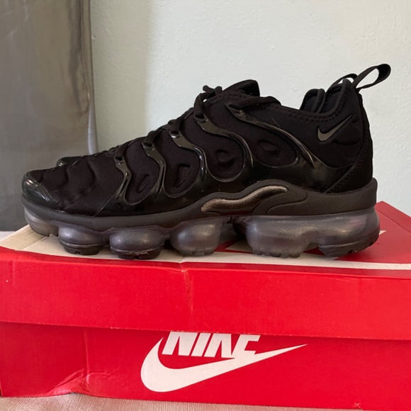 NIKE AIR VAPORMAX PLUS RUNNING SHOES - Picture 6 of 11